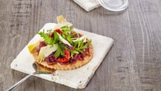 Tarte fine à l'oignon, roquette, légumes confits