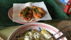 Poulet pané au parmesan, pommes de terre au four et sauce à la ciboulette