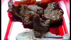 Côtelettes d'agneau, poivrons farcis à l'aubergine, crème de sésame