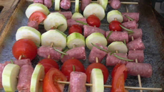 Brochettes de chipolatas au romarin cuites au four