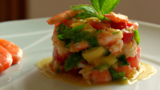 Salade de crevettes, mangue et tomates au citron vert