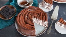 Gâteau tourbillon de crêpes drapées au chocolat et chantilly