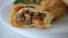 Chausson à l'agneau et aux pignons