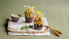 Verrine de quinoa, petite salade de surimi, mangue et graines germées