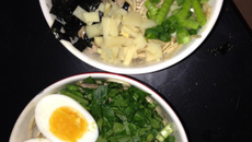 Soupe Ramen Soja Caramel au porc et salade d'épinards aux pousses de bambou