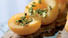 Pain aux châtaignes, abricots et pistaches