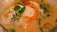 Soupe de courge et gambas à l'émulsion de coco et germes de poireaux