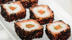 Maki sushis de saumon au saumon