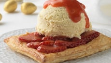 Feuilleté à la fraise et sa boule de crème glacée Carte d'Or® vanille de Madagascar