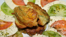Beignets d'été aux fleurs de courgette et herbes