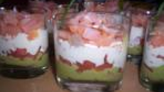 Verre'in tartare de tomates mousse d'avocat et crevettes