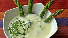 Escargots, asperges, espuma de pommes de terre, ail des ours