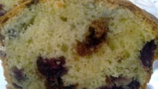 Cake aux cerises du jardin, amandes et Kinder Délice