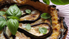 Tarte aubergine parfumée à l' Amande, Basilic et Parmesan