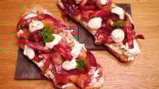 Tartines monochromes rouges à la carotte et au chorizo