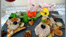 Toasts grillés au cou d'oie farci et champignons