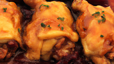 Chapon aux airelles et sauce au vin rouge