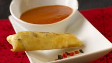 Le velouté glacé de poivrons et ses nems au fromage fouetté