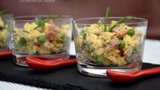 Verrines aux œufs brouillés, petits pois, moutarde et jambon grillé au miel