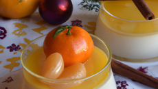 Nage de clémentines aux épices, panacotta à la vanille