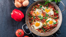 Chakchouka ou Tchakchouka (Poêlée de poivrons grillés et tomates à l’œuf)