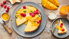 Tarte crème brûlée, noix de coco et fruits exotiques