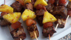 Brochettes de bœuf et ananas à l'aigre doux