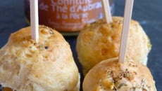 Gougères au vieux cantal et à la confiture de thé d'aubrac