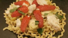 Salade de pâtes aux fraises et cabillaud
