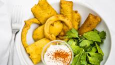 Beignets de légumes à la farine de pois chiches, crémeux à la noix de cajou raifort et poivre noir