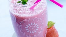 Smoothie pamplemousse de Floride, banane, gingembre et fraise