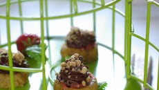 Petit fondant à l'amande safran, ganache chocolat, fraise croustillante coriandre