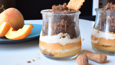 Verrine à la crème à la pâte à tartiner type nutella et crumble de spéculoos aux pêches