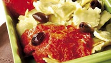 Ravioli chèvre ciboulette, pesto de poivrons et copeaux d'olives