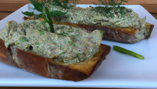 Tartine de mousse de chaource aux herbes et crème d'artichaut à la moutarde