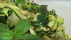 Tagliatelles de courgettes à l'ail et au basilic