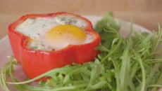 Salade à la Fourme d'Ambert et son œuf cocotte aux poivrons