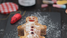 Bonhomme en crêpes et gelée de mûres