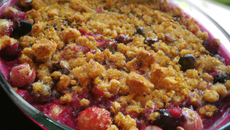 Crumble fraises groseilles cassis