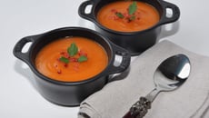 Velouté de carottes et pommes de terre aux baies roses