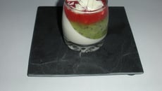 Panna cotta chocolat blanc-coulis kiwi et fraises