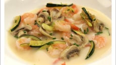 Nage de crevettes, courgettes et champignons au gingembre