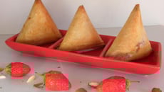 Samossas de fraises à la frangipane