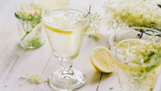 Spritz blanc ou cocktail à la liqueur de fleurs de sureau