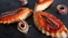 Feuilleté au coulis de poivron et anchois