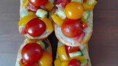 Brushetta fraîcheur : concombre, melon, tomates cerises et paprika