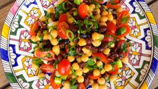 Salade aux haricots rouges, pois chiches et tomates