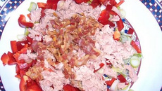 Salade de riz épicées aux coustilles de lard et poivrons