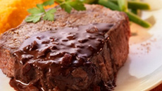 Pavé de bœuf sauce chocolat et vin rouge