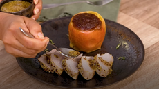 Filet mignon de porc au miel et à la moutarde à la vapeur et pommes spéculoos au four